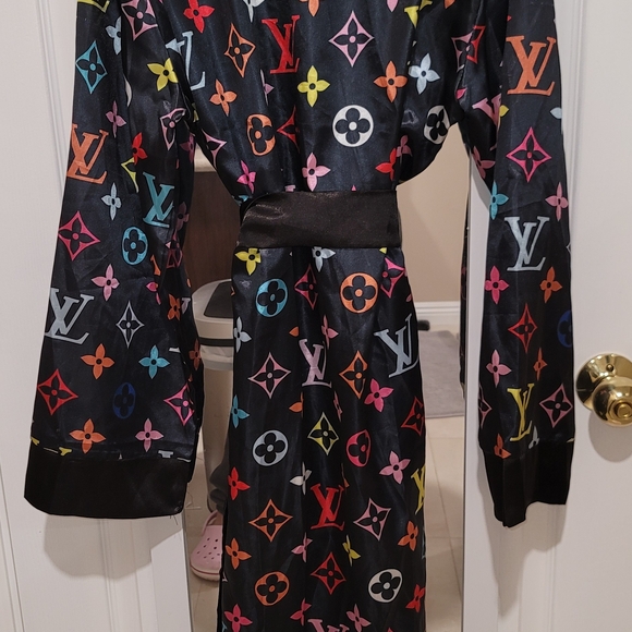 Elegant Black Multicolor Patterned Robe - Picture 2 of 5